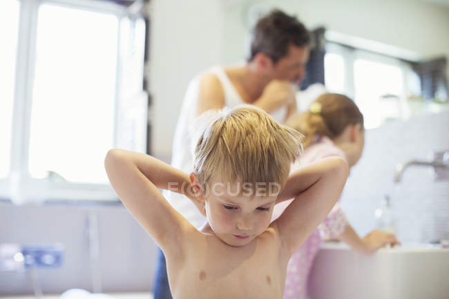 Padre e hijos lavándose en el baño - foto de stock