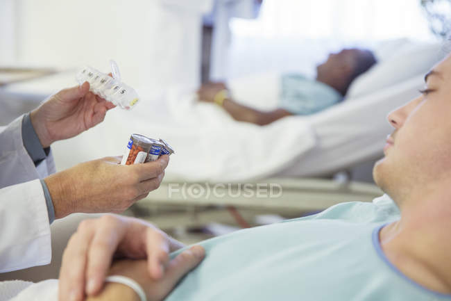 Врач объясняет лекарства пациенту в больнице — стоковое фото