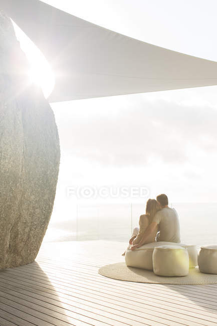 Paar entspannt gemeinsam auf modernem Balkon — Stockfoto