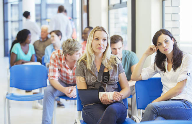Mujeres sentadas en la sala de espera del hospital - foto de stock