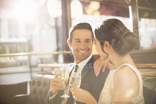 Pareja bebiendo champán en restaurante - foto de stock