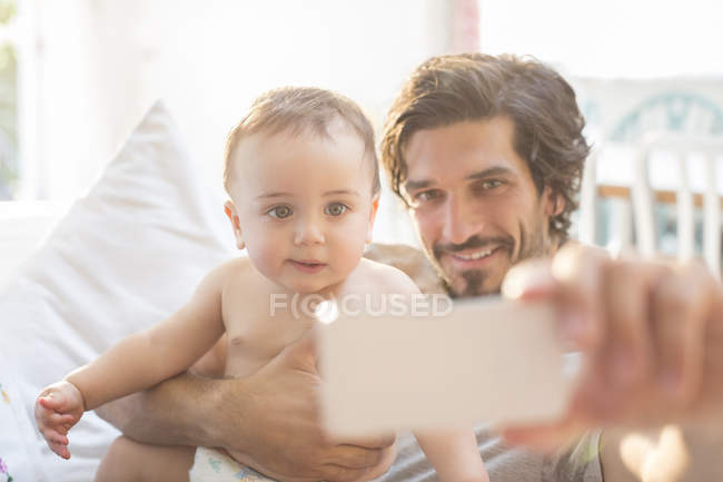 Padre tomando autorretrato con el niño - foto de stock