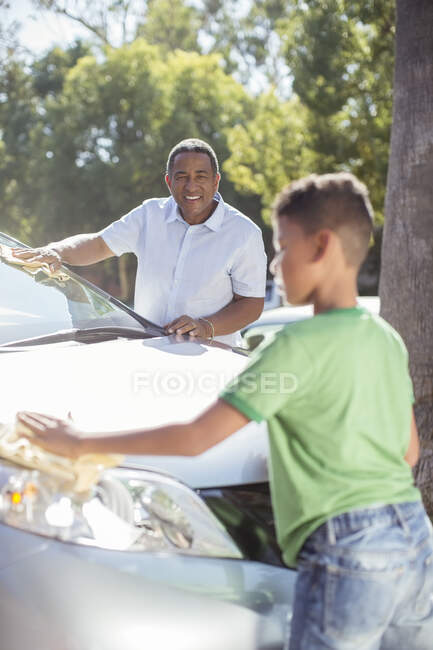 Großvater und Enkel waschen Auto — Stockfoto