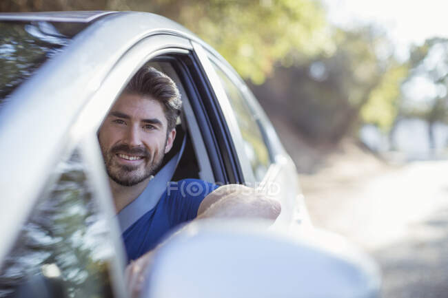 Retrato del hombre feliz conduciendo coche - foto de stock