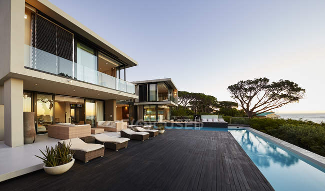 Maison de luxe moderne vitrine terrasse et piscine — Photo de stock