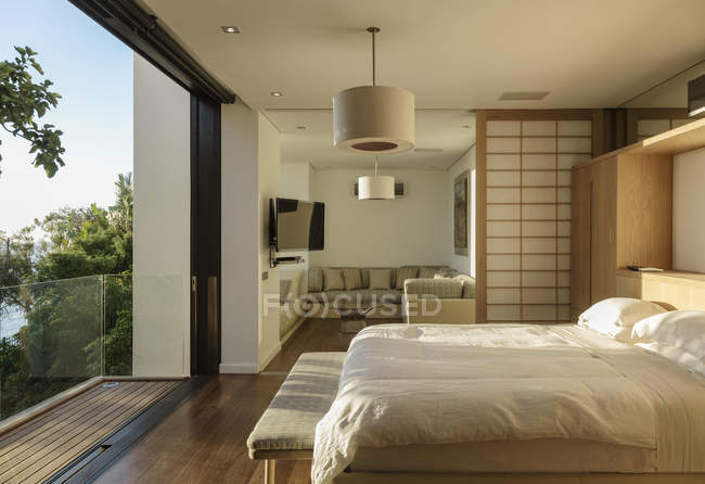 Dormitorio moderno y soleado durante el día - foto de stock
