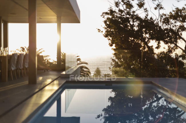 Piscine tranquille sur le patio du coucher du soleil — Photo de stock