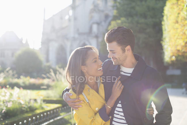 Jovem casal abraçando no parque urbano — Fotografia de Stock