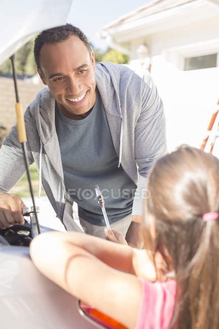 Father and daughter fixing car engine — Stock Photo