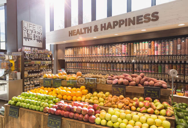 Fresh, organic fruits, vegetables and bulk food in health food store — Stock Photo