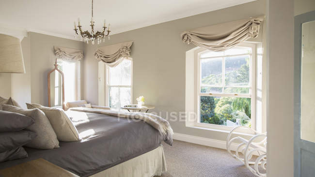 Interior of Sunny luxury bedroom during daytime — Stock Photo