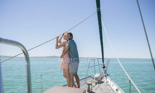 Pareja de pie en el barco juntos - foto de stock