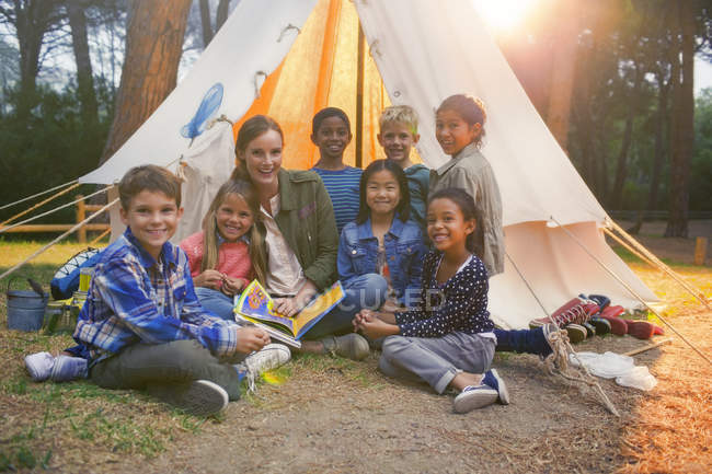 Étudiants et enseignants souriant au camping — Photo de stock