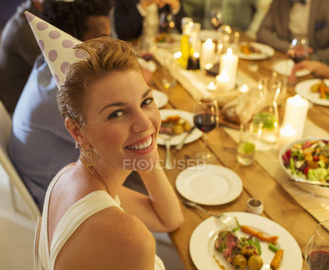 Frau lächelt bei Geburtstagsfeier — Stockfoto