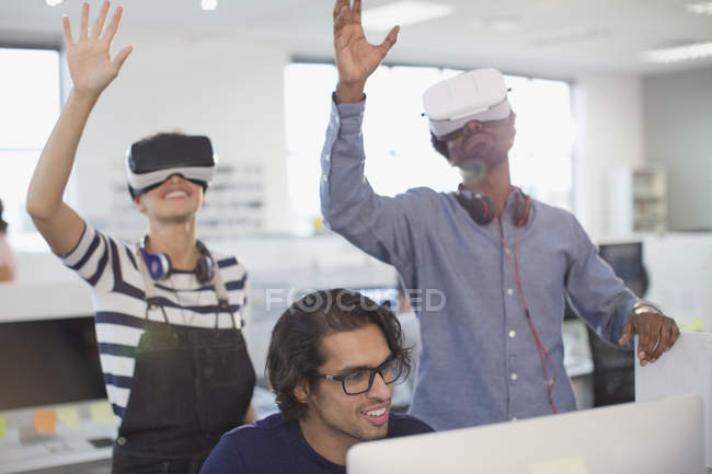 Programadores de computador testando simuladores de realidade virtual no escritório — Fotografia de Stock