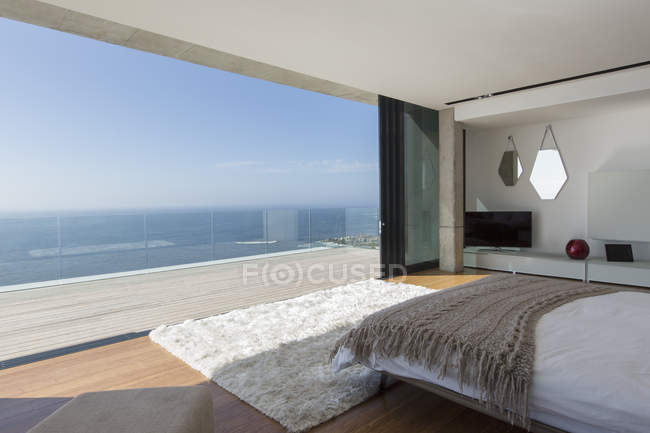 Dormitorio moderno con vistas al océano - foto de stock