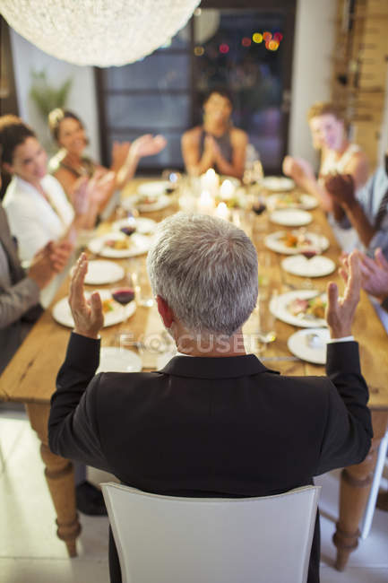 Amigos aplaudiendo en la cena - foto de stock