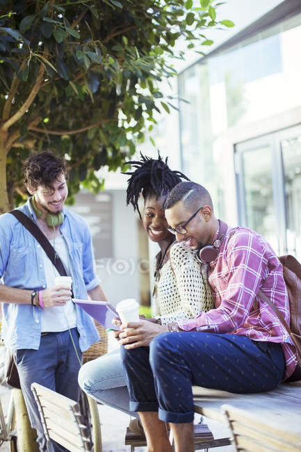 Amigos conversando no café da calçada — Fotografia de Stock