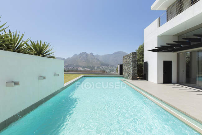 Luxury lap pool overlooking mountains — Stock Photo