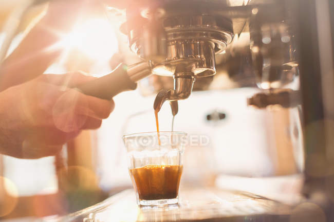Gros plan main de barista en utilisant la machine à expresso dans le café — Photo de stock
