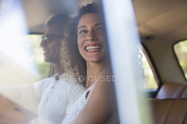 Счастливая современная женщина едет в машине с бойфрендом — стоковое фото