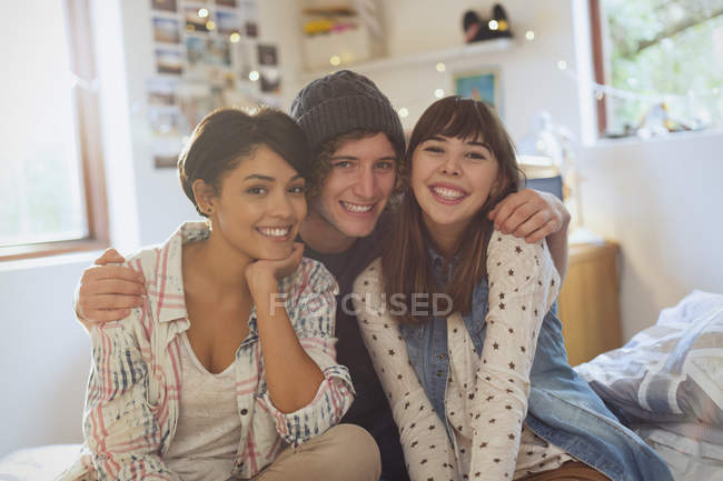 Retrato sonriendo jóvenes amigos multirraciales - foto de stock