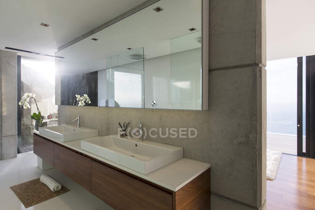 Раковини і дзеркала в сучасній ванній — стокове фото