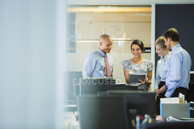 Geschäftsleute reden im Büro — Stockfoto