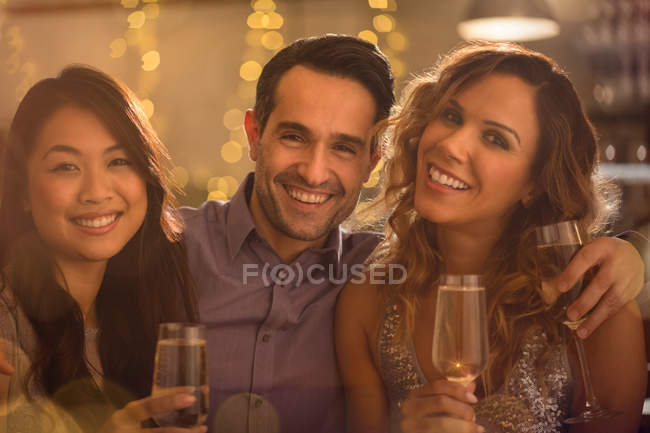 Porträt lächelnde Freunde, die Champagner trinken — Stockfoto