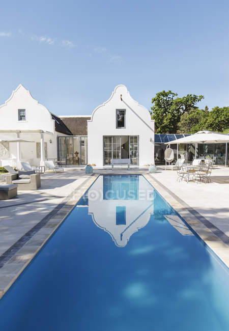 Розкішний будинок і басейн на відкритому повітрі — стокове фото