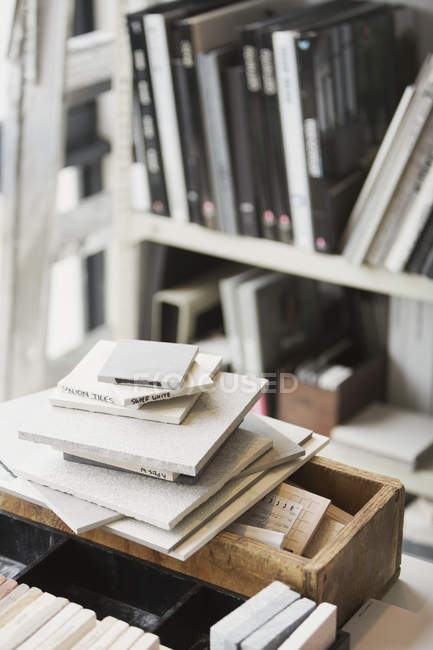 Tamponi di granito sulla scrivania dell'ufficio del designer — Foto stock