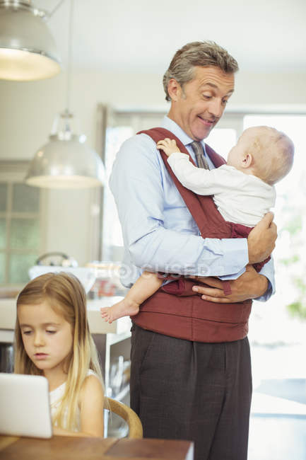 Father and children in kitchen — Stock Photo