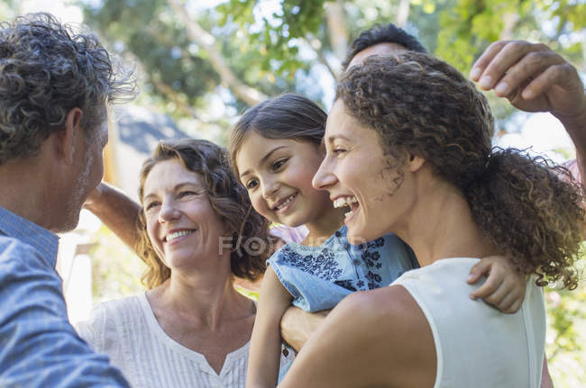 Família caucasiana feliz abraçando ao ar livre — Fotografia de Stock