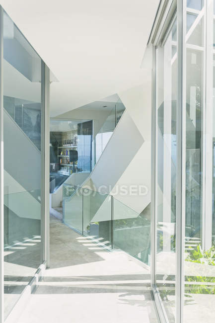 Sunny casa de lujo moderno escaparate pasillo de arquitectura interior - foto de stock
