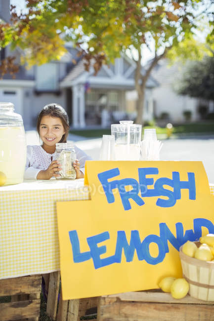 Portrait de fille souriante au stand de limonade — Photo de stock