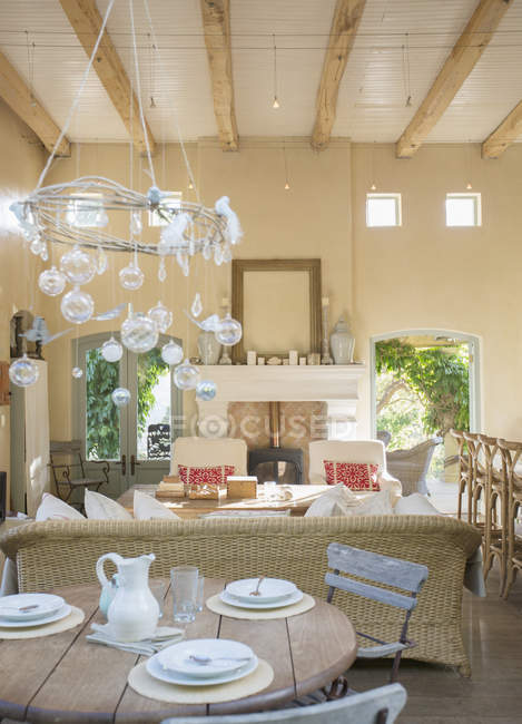 Рустикальний обідній стіл в розкішному будинку — стокове фото