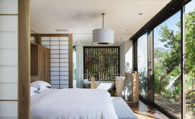 Sunny camera da letto moderna con bagno privato — Foto stock
