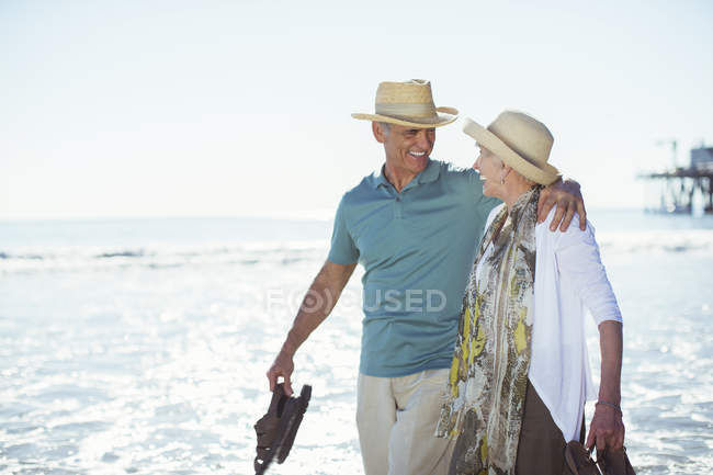 Старша пара ходить на пляжі — стокове фото