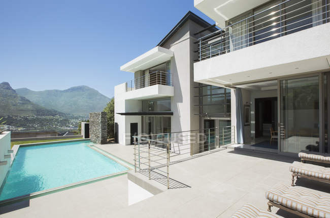Casa moderna e piscina durante il giorno — Foto stock