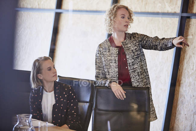 Geschäftsfrau zeigt in Besprechungszimmer — Stockfoto