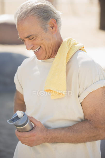 Senior caucasian sporty man with water bottle — Stock Photo