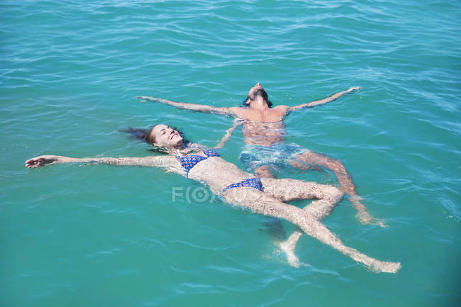 Пара розслабляється у воді разом — стокове фото