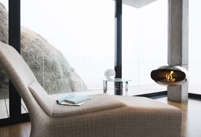 Stuhl und Kamin im modernen Wohnzimmer — Stockfoto