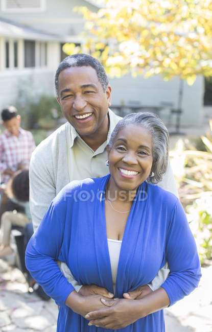 Портрет улыбающейся пожилой пары на открытом воздухе — стоковое фото