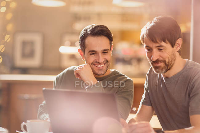 Männer Freunde mit Laptop und Kaffee trinken im Café — Stockfoto