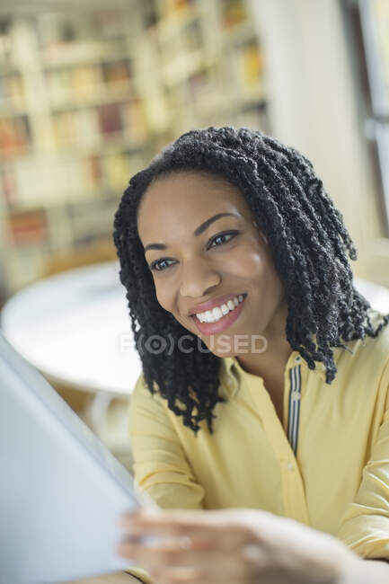Усміхнена жінка використовує цифровий планшет — стокове фото