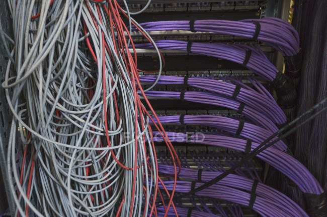 Kabeldrähte im Serverraum — Stockfoto