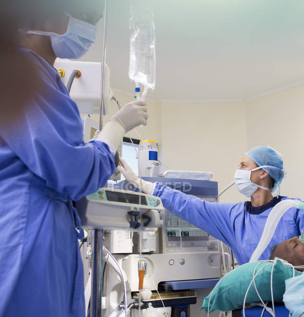 Two surgeons preparing medical equipment for operation — Stock Photo
