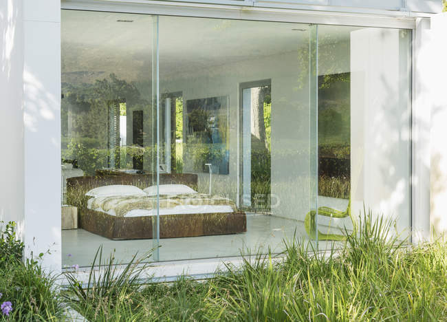 Gras vor dem Fenster des modernen Schlafzimmers — Stockfoto
