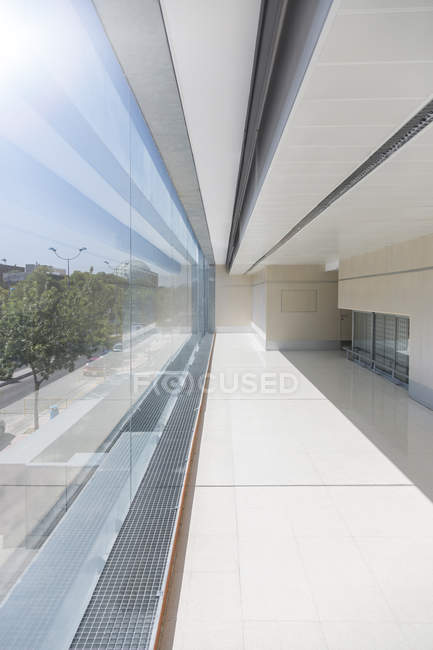 Soleil brille sur les fenêtres du bâtiment moderne — Photo de stock